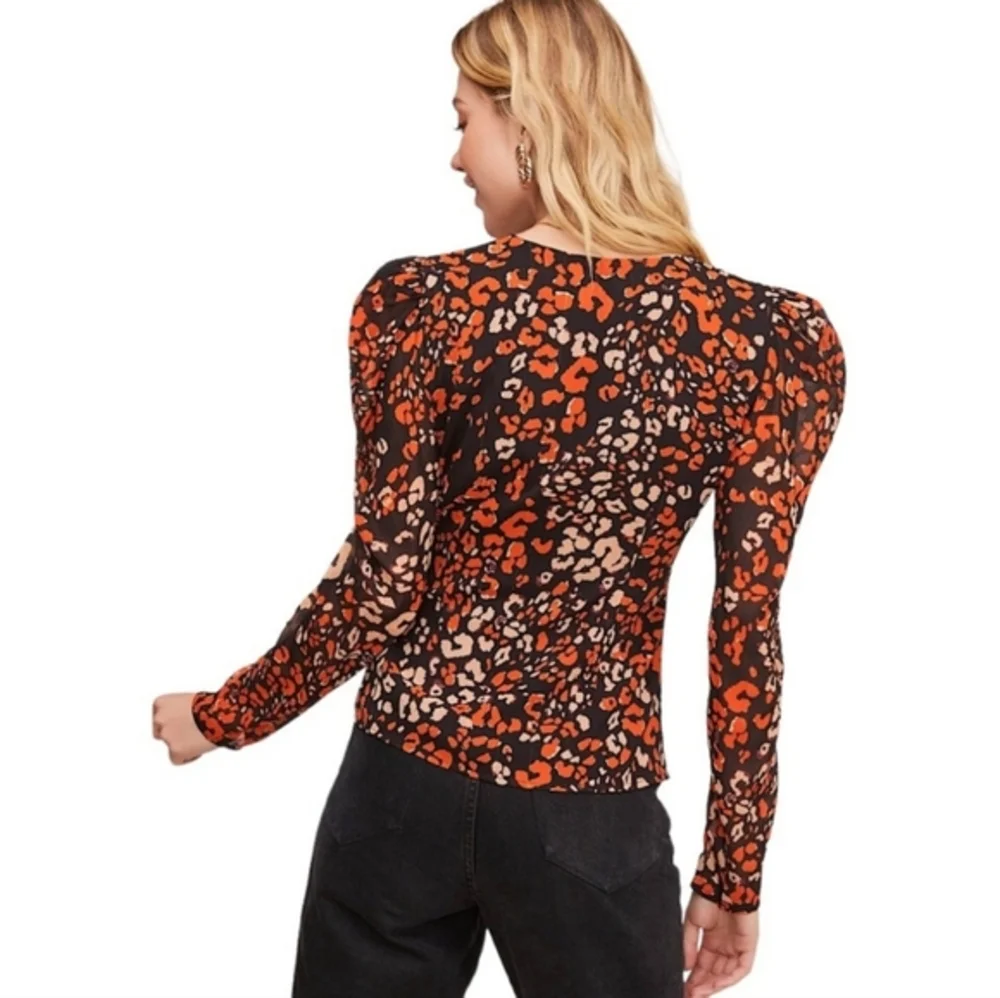 Astr the Label Size Small Holiday Party Wrap‎ Leopard Print Long Sleeve Blouse